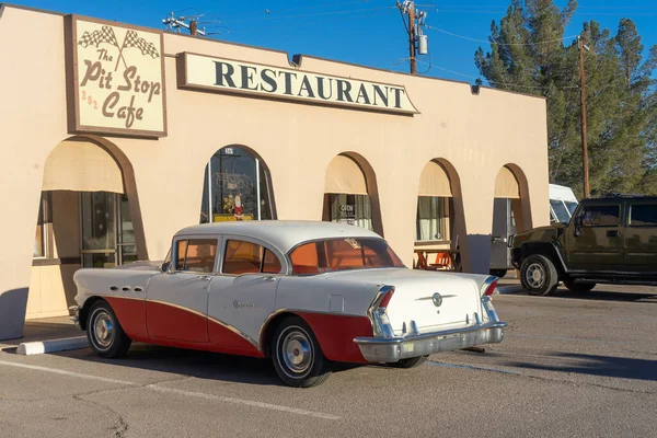 Klasik araba Las Cruces, New Mexico, ABD 'deki Retro Pit Stop Cafe restoranının önünde park edilmiş.