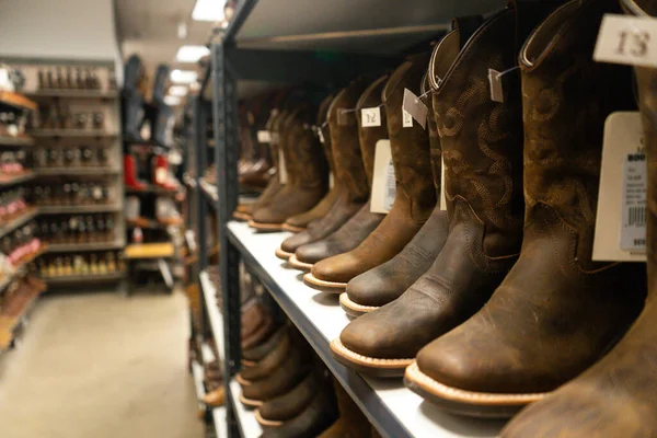 Las Cruces, New Mexico, ABD 'deki Boot Barn Western giyim mağazasının rafındaki deri kovboy botlarının yakın görüntüsü.