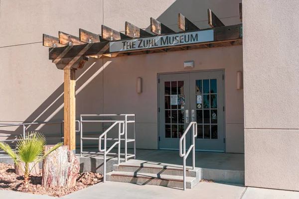 Las Cruces, New Mexico, ABD 'deki New Mexico Eyalet Üniversitesi kampüsündeki Zuhl Müzesi' ne açılan dış kapılar görülüyor.