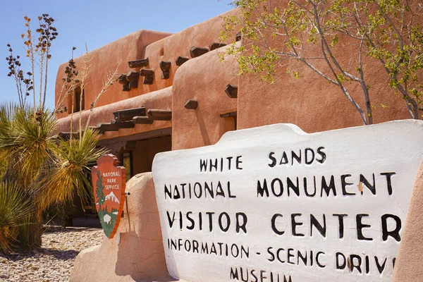 White Sands Ulusal Anıt Ziyaretçi Merkezi giriş tabelası New Mexico, ABD