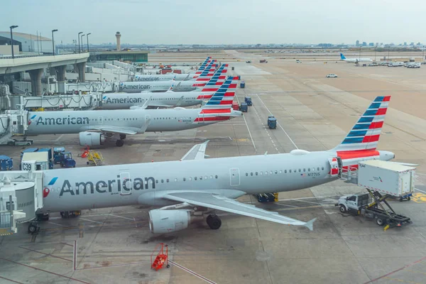 ABD 'nin Teksas eyaletindeki Dallas Fort Worth Uluslararası Havalimanı' ndaki havaalanı terminalindeki sıra sıra Amerikan Hava Yolları uçaklarına yüksek açıdan bakıyor.