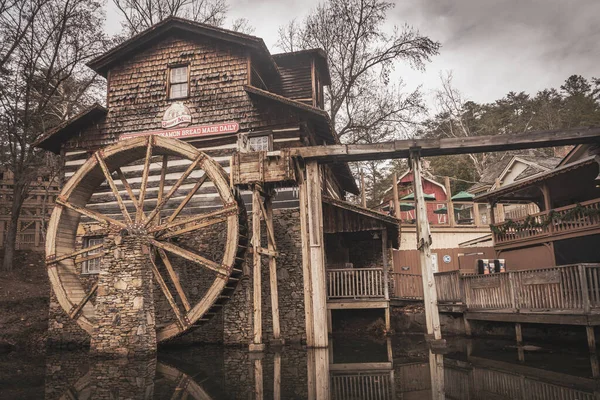 Dollywood tema parkındaki Grist Mill 'de, ABD' nin Tennessee şehrinde bulutlu bir günde 
