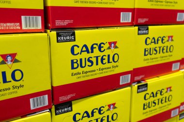 Albuquerque, New Mexico, ABD - 18 Şubat 2026: Bir marketin içine istiflenmiş Kafe Bustelo kahvesi kutuları