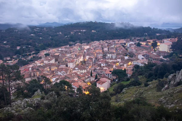 La Garde-Freinet 'in geniş alacakaranlık manzarası aydınlık sokaklar ve sisli tepeler arka planda, Var, Fransa.