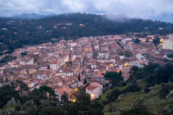 Fransa 'nın güneyindeki tepelerin üzerinde ışıkların yanıp söndüğü Alacakaranlık Panoraması.