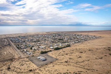 Salton Denizi 'nin kıyısındaki Bombay Plajı' nın hava perspektifi, şu anda dönek sanatçılar tarafından sanatsal canlandırma aşamasında..