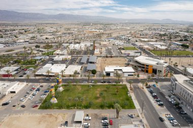 INDIO, CALIFORNIA, UNITED STATES - 10 Şubat 2026: İndio şehir merkezinin havadan görünüşü kentleşmeyi tecrübe ediyor. Yüksek kalite fotoğraf