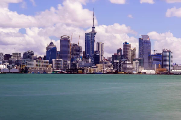 Yeni Zelanda, 2022-11-04. Auckland manzarası. Şehir merkezindeki gökyüzü çizgisi. Fotoğraf: Jean-Marc VİGNERES