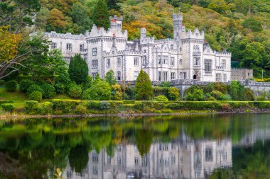 IRELAND,2022-09-18. İrlanda 'nın Galway ilçesi Connemara' da yansımaları olan Kylemore Manastırı. Fotoğraf: Jean-Marc VİGNERES