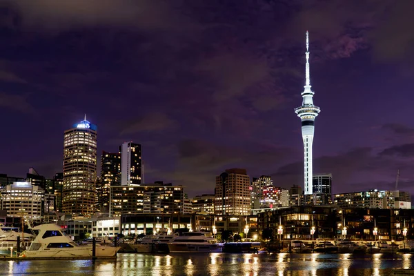 Auckland, NEW ZEALAND, 2022-10-31 Auckland Limanı 'ndan Gökyüzü Kulesi Manzarası. Fotoğraf: Jean-Marc VİGNERES
