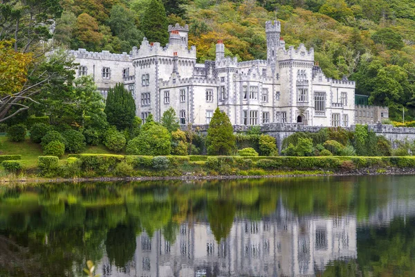 IRELAND,2022-09-18. İrlanda 'nın Galway ilçesi Connemara' da yansımaları olan Kylemore Manastırı. Fotoğraf: Jean-Marc VİGNERES