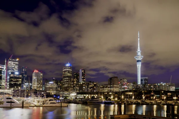 Auckland, NEW ZEALAND, 2022-10-31 Auckland Limanı 'ndan Gökyüzü Kulesi Manzarası. Fotoğraf: Jean-Marc VİGNERES
