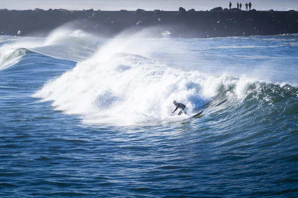 Fransa, Anglet, 2022-12-21. Kışın Anglet sahilinde sörfçüler.