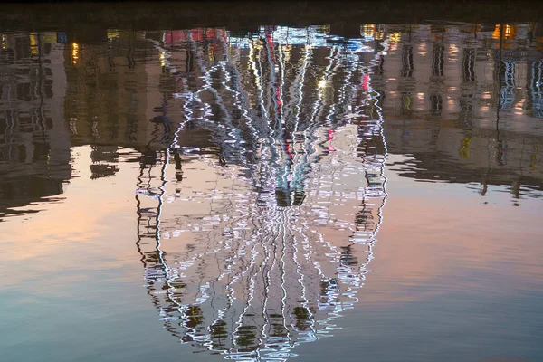 Fransa, Bayonne, 2023-01-10. Adour nehrindeki Bayonne dönme dolabının yansıması. Fotoğraf: Jean-Marc Vigneres