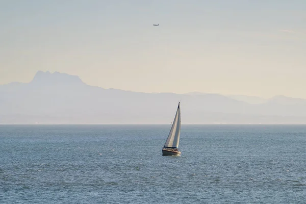 Fransa, Anglet, 2023-09-30. Anglet açıklarında Atlantik Okyanusu 'nda Pyrenne' lerin olduğu bir yelkenli. Fotoğraf: Jean-Marvc Vigneres