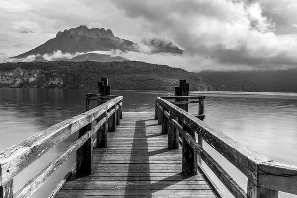 Fransa, 2024-09-04. Annecy Gölü 'nün batı kıyısındaki Saint-Jorioz iskelesinde. Fotoğraf: Jean-Marc Vigneres.