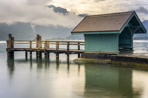 Fransa, 2024-09-04. Annecy Gölü 'nün batı kıyısındaki Saint-Jorioz iskelesinde. Fotoğraf: Jean-Marc Vigneres.