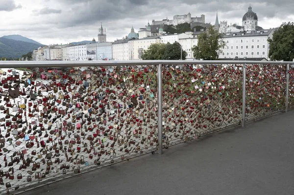 Autriche,2024-09-10. Avusturya, Salzburg 'daki Marko-Feingold-Steg köprüsünde aşk kilitleri. Fotoğraf: Jean-Marc Vigneres