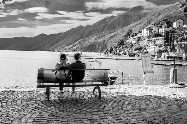 Ascona, Suisse2024-09-13.Bir çift Maggiore Gölü 'nü ve Ascona şehrini düşünüyor. Fotoğraf: Jean-Marc Vigneres