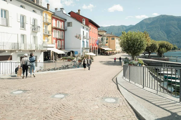 Ascona, Suisse2024-09-13. Ascona 'daki Maggiore Gölü kıyısında yürü. Fotoğraf: Jean-Marc Vigneres