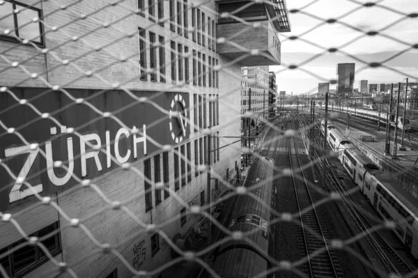 Zürih, Suisse, 2024-09-07. Negrelli Köprüsü, Zürih 'in ana tren istasyonunun tren raylarını kapsayan bir yaya köprüsü. Fotoğraf: Jean-Marc Vigneres.