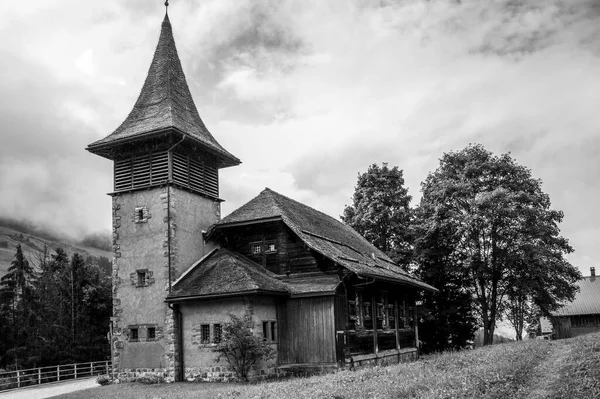SUISSE,2024-09-05. Les Mosse 'daki kilise Heimatstil tarzında ağırlıklı olarak ahşaptan yapılmıştır. Fotoğraf: Jean-Marc Vigneres.