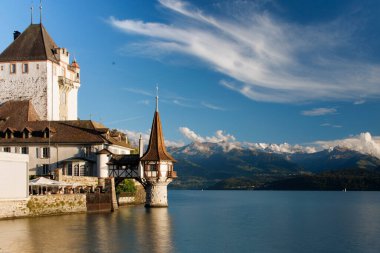 Suisse, 2024-09-06. Thun Gölü 'ndeki Oberhofen Kalesi. Fotoğraf: Jean-Marc Vigneres.