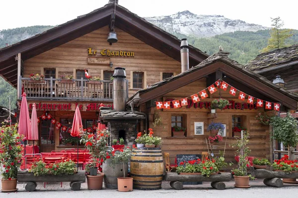 Evolne, Suisse,2024-09-14. İsviçre 'nin Evolne şehrinde bir dağ evi..