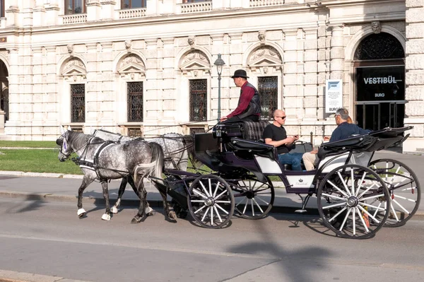 Viyana, Avusturya, 2024-09-11. Viyana sokaklarında turistlerle dolu at arabası. Fotoğraf: Jean-Marc Vigneres.