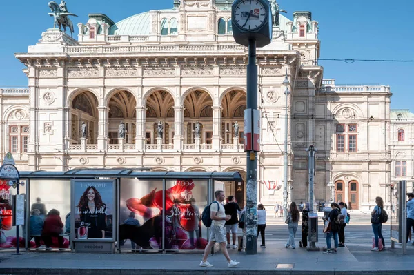 Viyana, Avusturya, 2024-09-11. İnsanlar Viyana 'da bir binanın önünde otobüs bekliyor. Fotoğraf: Jean-Marc Vigneres.