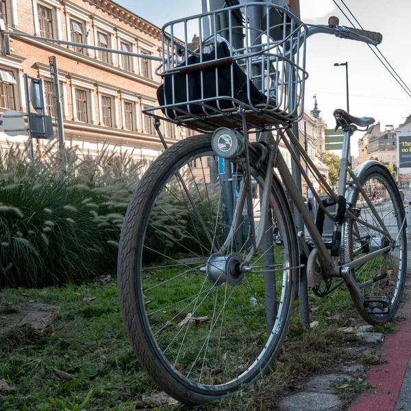 Vienne, Avusturya, 2024-09-11. Viyana sokaklarında sepeti olan eski bir bisiklet. Fotoğraf: Jean-Marc Vigneres