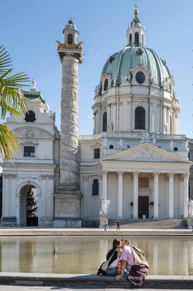 Vienne, Avusturya, 2024-09-11. Karlskirche 'nin önünde aşıklar. Viyana 'nın en büyük barok kiliselerinden biri. Fotoğraf: Jean-Marc Vigneres