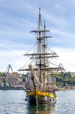 Pasaia, İspanya, 2024-05-09. Pasaia deniz festivaline bir yelkenli yanaşacak. Fotoğraf: Jean-Marc Vigneres.