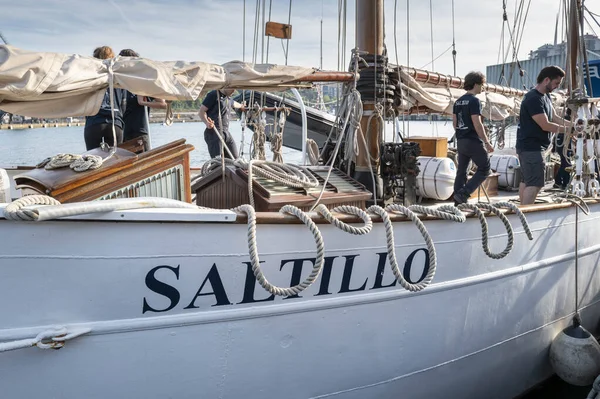 Pasaia, İspanya, 2024-05-09. Bir yelkenli mürettebatı Pasaia deniz festivalinde olacak. Fotoğraf: Jean-Marc Vigneres
