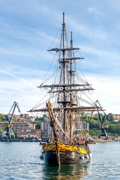 Pasaia, İspanya, 2024-05-09. Pasaia deniz festivaline bir yelkenli yanaşacak. Fotoğraf: Jean-Marc Vigneres.