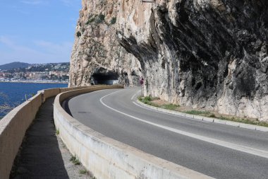 Cap Roux dağ geçidi, Fransa 'da denizin yanı sıra, Eze kasabası