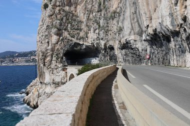 Cap Roux dağ geçidi, Fransa 'da denizin yanı sıra, Eze kasabası
