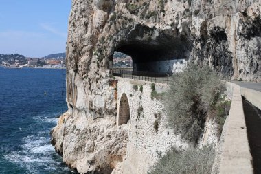 Cap Roux dağ geçidi, Fransa 'da denizin yanı sıra, Eze kasabası