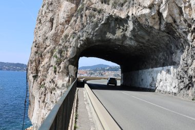 Cap Roux dağ geçidi, Fransa 'da denizin yanı sıra, Eze kasabası