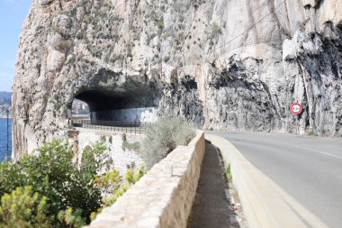 Cap Roux dağ geçidi, Fransa 'da denizin yanı sıra, Eze kasabası