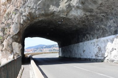 Cap Roux dağ geçidi, Fransa 'da denizin yanı sıra, Eze kasabası