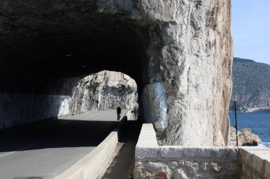 Cap Roux dağ geçidi, Fransa 'da denizin yanı sıra, Eze kasabası