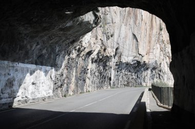 Cap Roux dağ geçidi, Fransa 'da denizin yanı sıra, Eze kasabası
