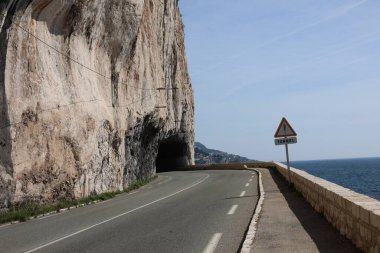 Cap Roux dağ geçidi, Fransa 'da denizin yanı sıra, Eze kasabası