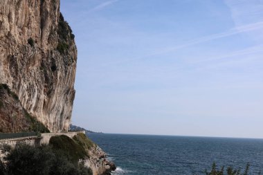 Cap Roux dağ geçidi, Fransa 'da denizin yanı sıra, Eze kasabası