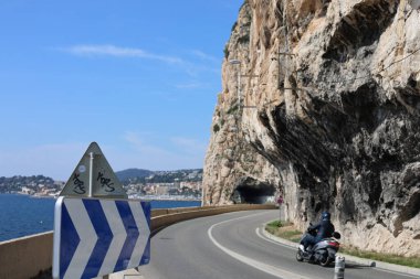 Cap Roux dağ geçidi, Fransa 'da denizin yanı sıra, Eze kasabası