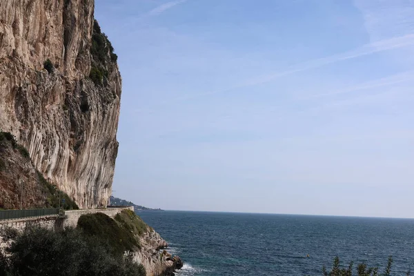 Cap Roux dağ geçidi, Fransa 'da denizin yanı sıra, Eze kasabası