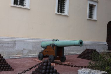 Monako Kalesi 'nin etrafında tarihi nesneler var.