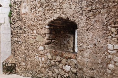 Monako Kalesi 'nin etrafında tarihi nesneler var.