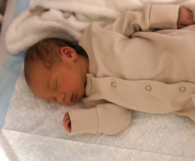 Bir kaç gün sonra yeni bir bebek doğdu, tatlı bir oğlan.